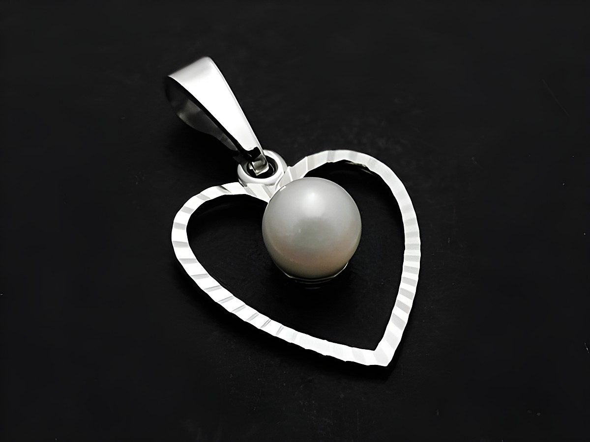 Herz mit Zuchtperle aus Weißgold, Gold 333, Hersteller Juwelier Harnisch, Perlen und Steine, eleganter Anhänger mit glänzender Perle im Mittelpunkt.