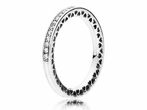 Silberner Ring von Pandora mit strahlenden Herzen aus Zirkonia in Größe 50. Der Ring hat eine elegante Oberfläche und eine charmante Herz-Musterung. Ideal als Schmuckstück für besondere Anlässe.