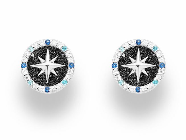 Zwei runde Ohrringe aus rhodiniertem Sterling Silber mit einem Lavasand-Hintergrund und Zirkonia-Steinen in verschiedenen blau und klaren Tönen, die ein Kompassmotiv darstellen.