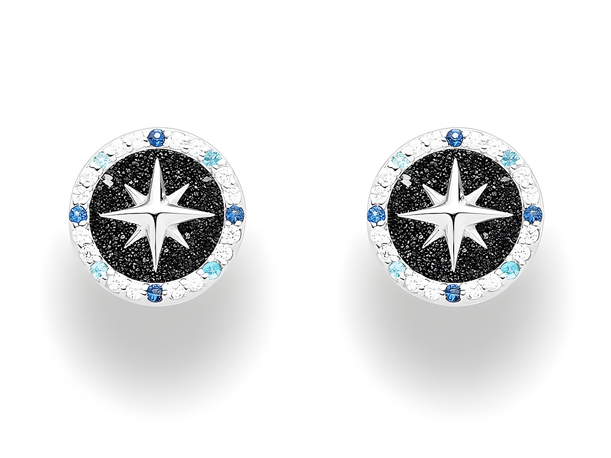 Zwei runde Ohrringe aus rhodiniertem Sterling Silber mit einem Lavasand-Hintergrund und Zirkonia-Steinen in verschiedenen blau und klaren Tönen, die ein Kompassmotiv darstellen.
