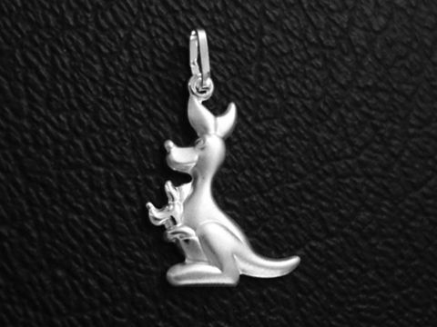 Silber Anhänger Känguru tierisch teilmattiert von Juwelier Harnisch, zeigt ein Känguru in einer verspielten Pose, ideal für Tierliebhaber und Schmuckfans.