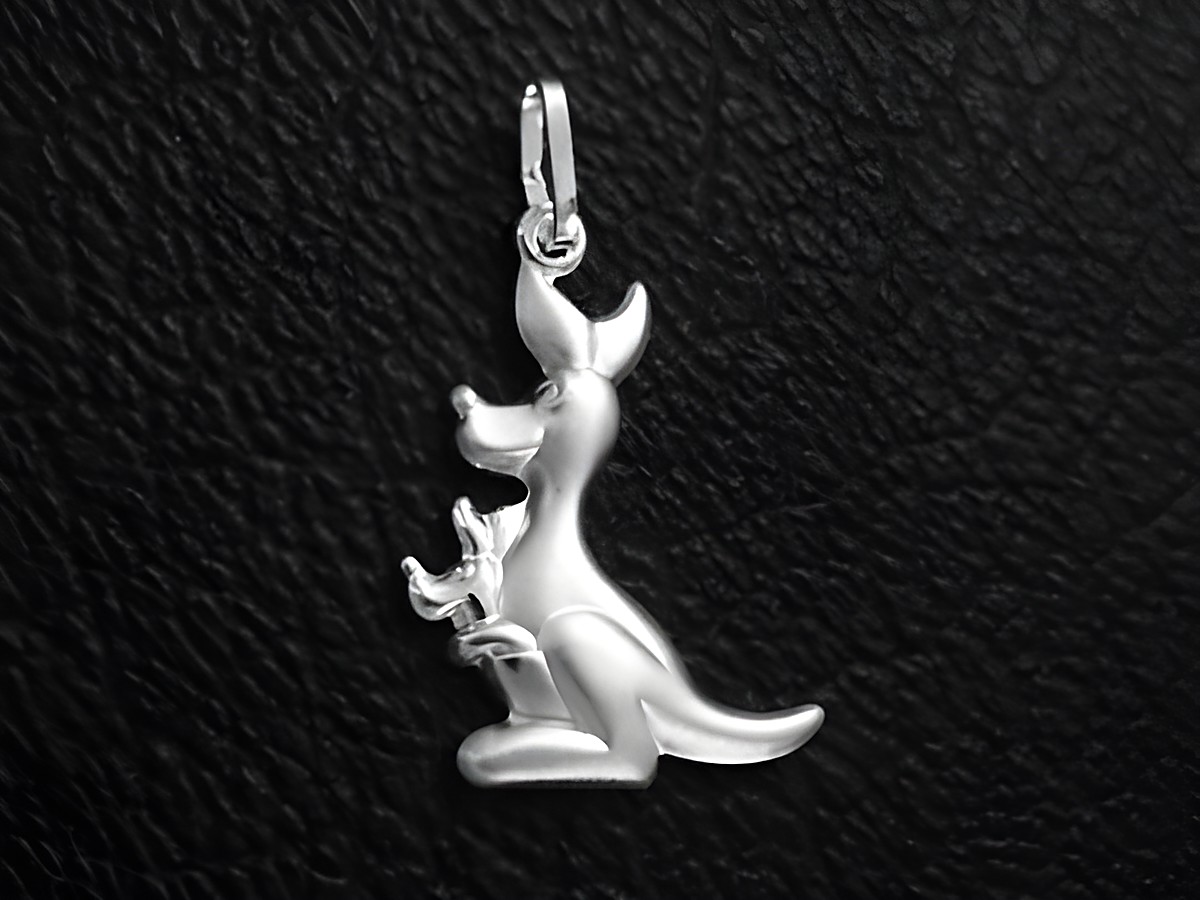 Silber Anhänger Känguru tierisch teilmattiert von Juwelier Harnisch, zeigt ein Känguru in einer verspielten Pose, ideal für Tierliebhaber und Schmuckfans.