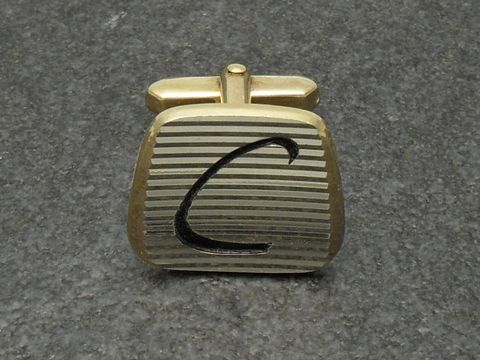Vergoldete Manschettenknöpfe mit Initialen C, Hersteller Juwelier Harnisch, elegante Gestaltung mit feinen Rillen und schwarzem Buchstaben C. Ideal für stilvolle Anlässe.