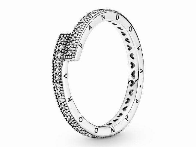 199491048-0 Der Pandora Silber 199491C01-48 Funkelnder Überschneidungsring aus Zirkonia in Größe 48 zeigt ein elegantes Design mit glitzernden Steinen und dem markanten Schriftzug.