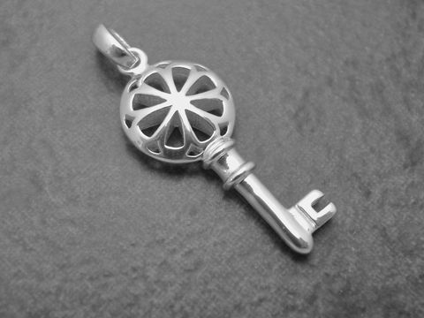 Schlüssel Anhänger aus Sterling Silber, design orientiert, Hersteller Juwelier Harnisch, zeigt einen filigranen Schlüssel mit dekorativem Griff. Ideal für eine schicke Ausstrahlung.