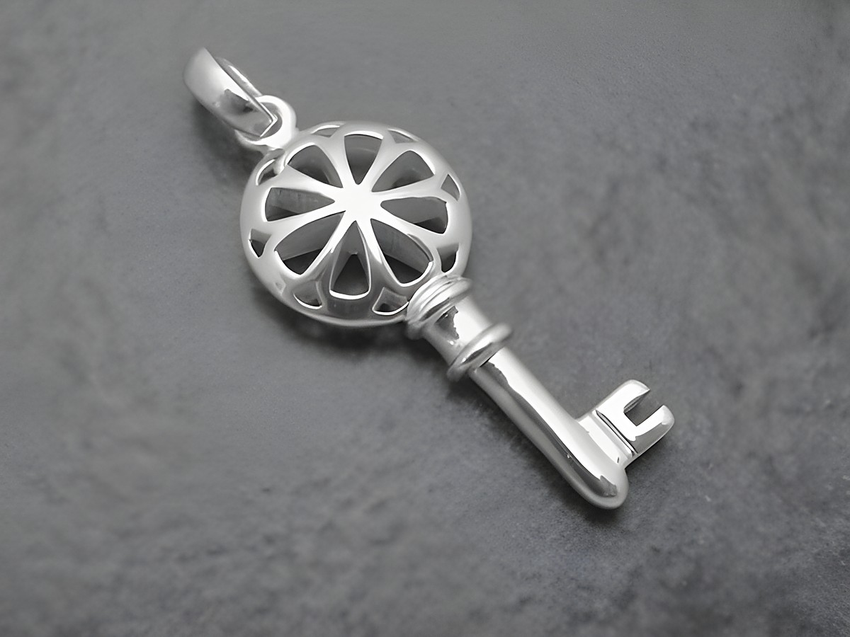 Schlüssel Anhänger aus Sterling Silber, design orientiert, Hersteller Juwelier Harnisch, zeigt einen filigranen Schlüssel mit dekorativem Griff. Ideal für eine schicke Ausstrahlung.
