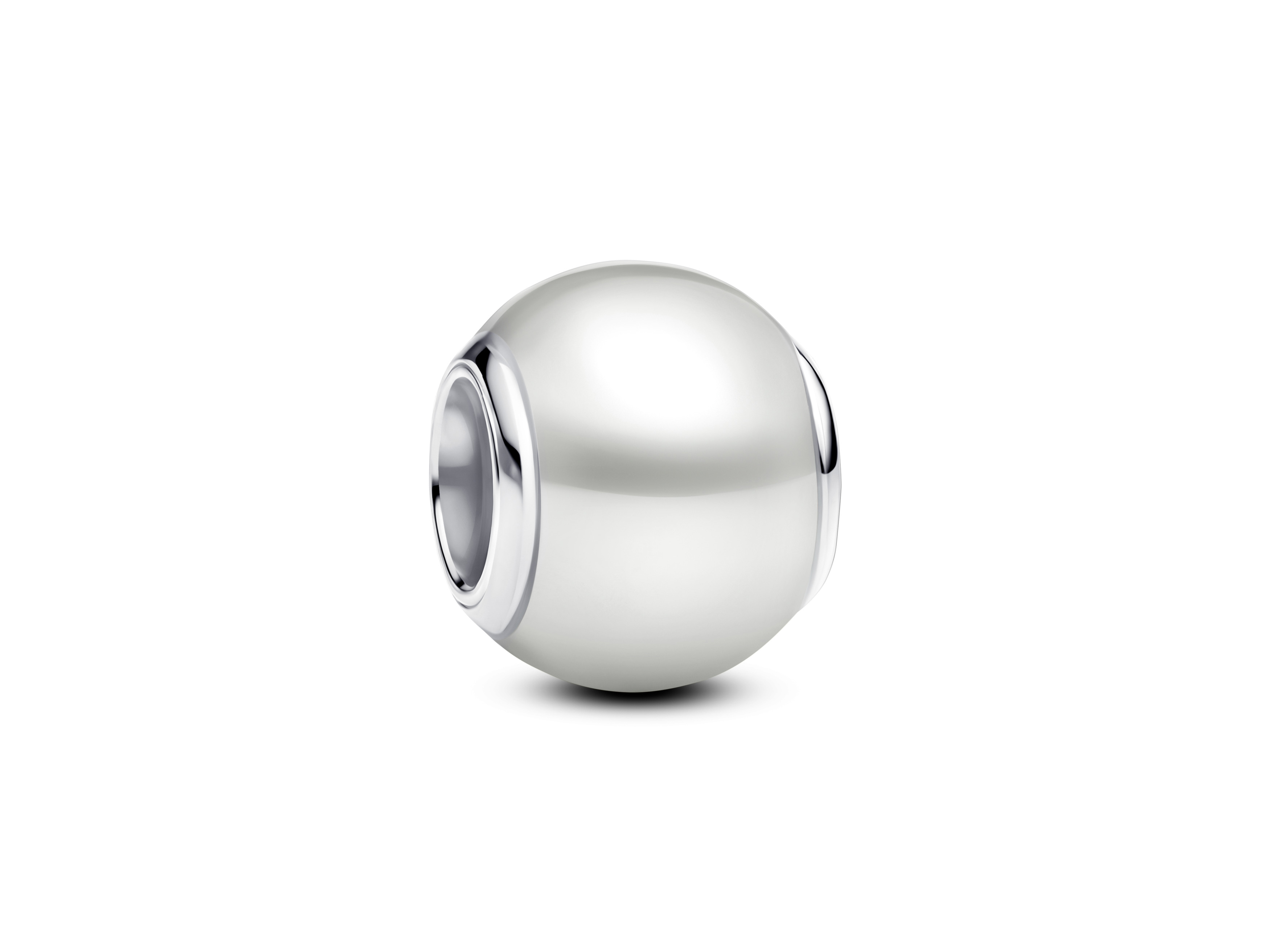 Weißer Charm von Pandora aus Sterling Silber mit einer synthetischen weißen Perle, elegant und zeitlos, ideal für individuelle Schmuckstücke und moderne Designs.