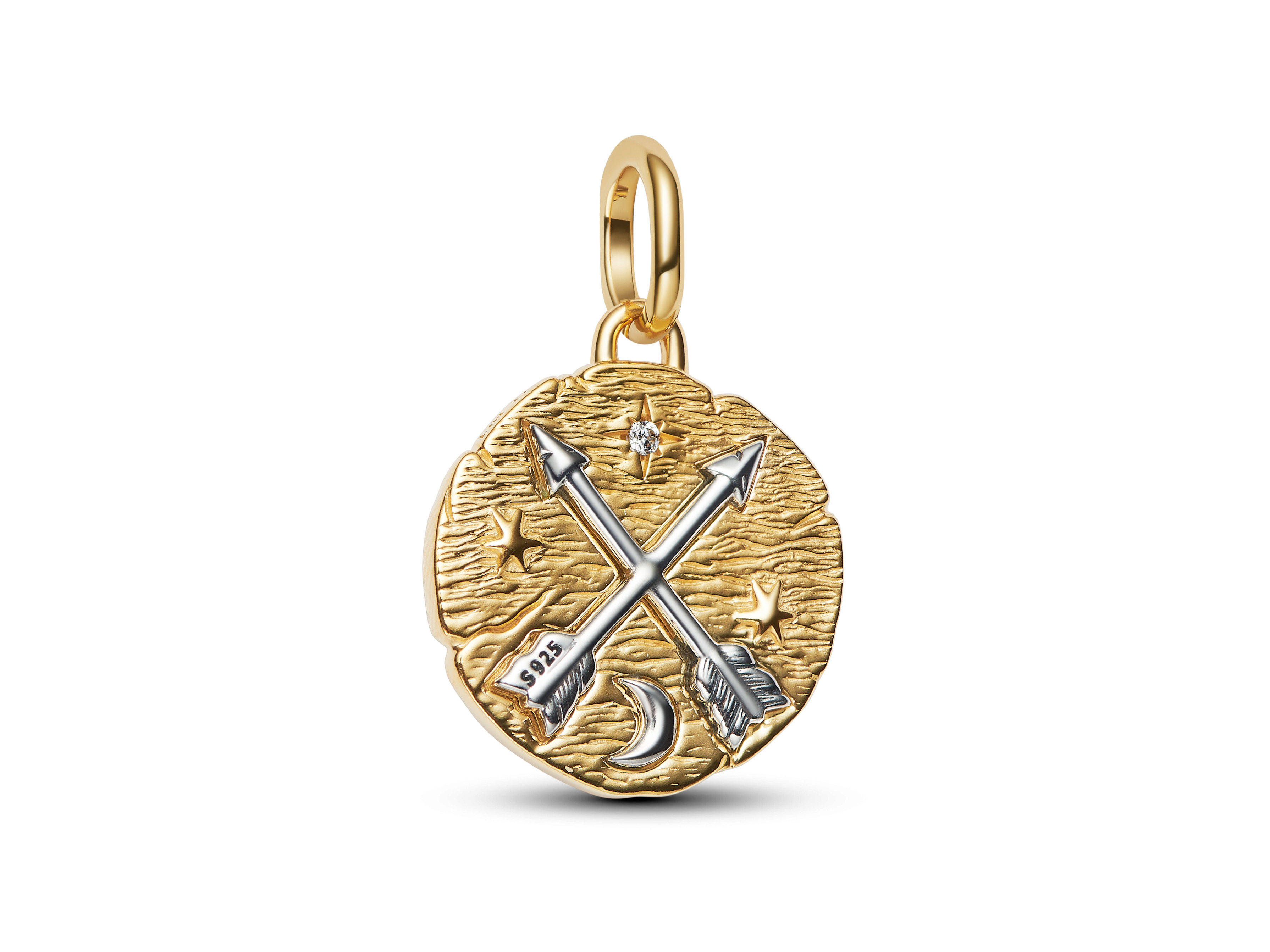 Kreuzende Pfeile Medaillon-Charm von Pandora in Silber und Gelbgold Vergoldung, verziert mit Zirkonia, zeigt eine künstlerische Gestaltung mit Sternen und einem Halbmond.