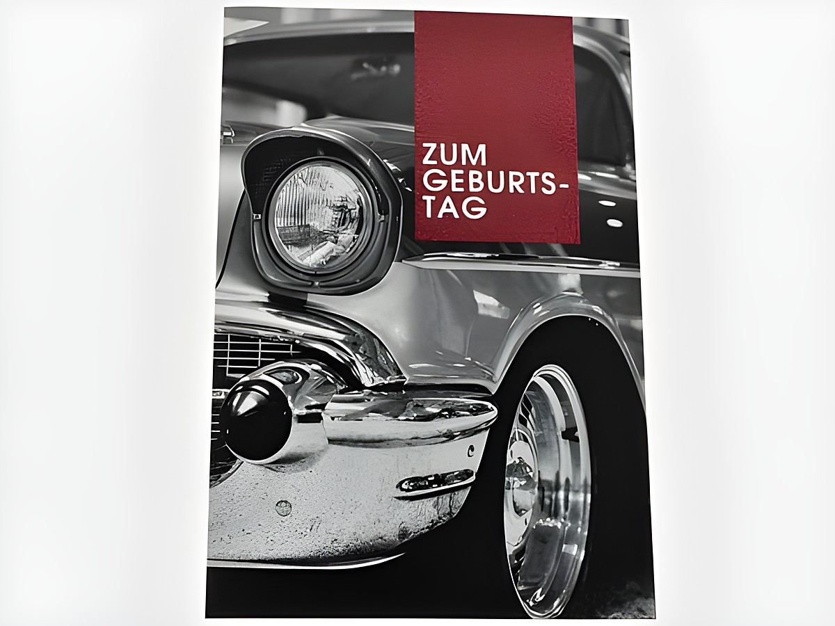 Geburtstagskarte mit einem klassischen Auto, das eine glänzende Chromstoßstange zeigt, verziert mit dem Schriftzug "Zum Geburtstag". Hersteller: Juwelier Harnisch.