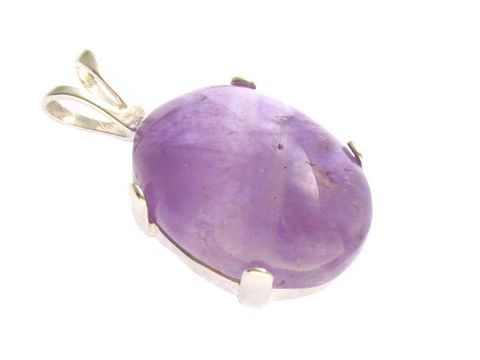 Amethyst Cabochon in ovaler Form mit hoher Transparenz, eingefasst in Sterling Silber. Hochwertiger Anhänger des Herstellers Juwelier Harnisch, ideal für Schmuckliebhaber.