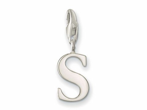 Thomas Sabo S Buchstaben Charms Anhänger in Silber zeigt den Buchstaben S mit einem glänzenden Finish und einem stabilen Karabinerhaken zur Befestigung an Schmuckstücken.