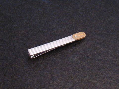Krawattenklammer aus echtem Silber mit Zirkonia, Hersteller Juwelier Harnisch. Moderne, elegante Gestaltung mit goldfarbener Akzentierung und feiner Rillenstruktur für stilvolle Anlässe.