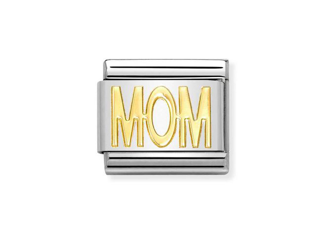 Silberner Momentschmuck mit dem eingravierten Wort MOM in goldener Schrift. Der Anhänger hat ein elegantes und modernes Design, ideal als Geschenk für Mütter.