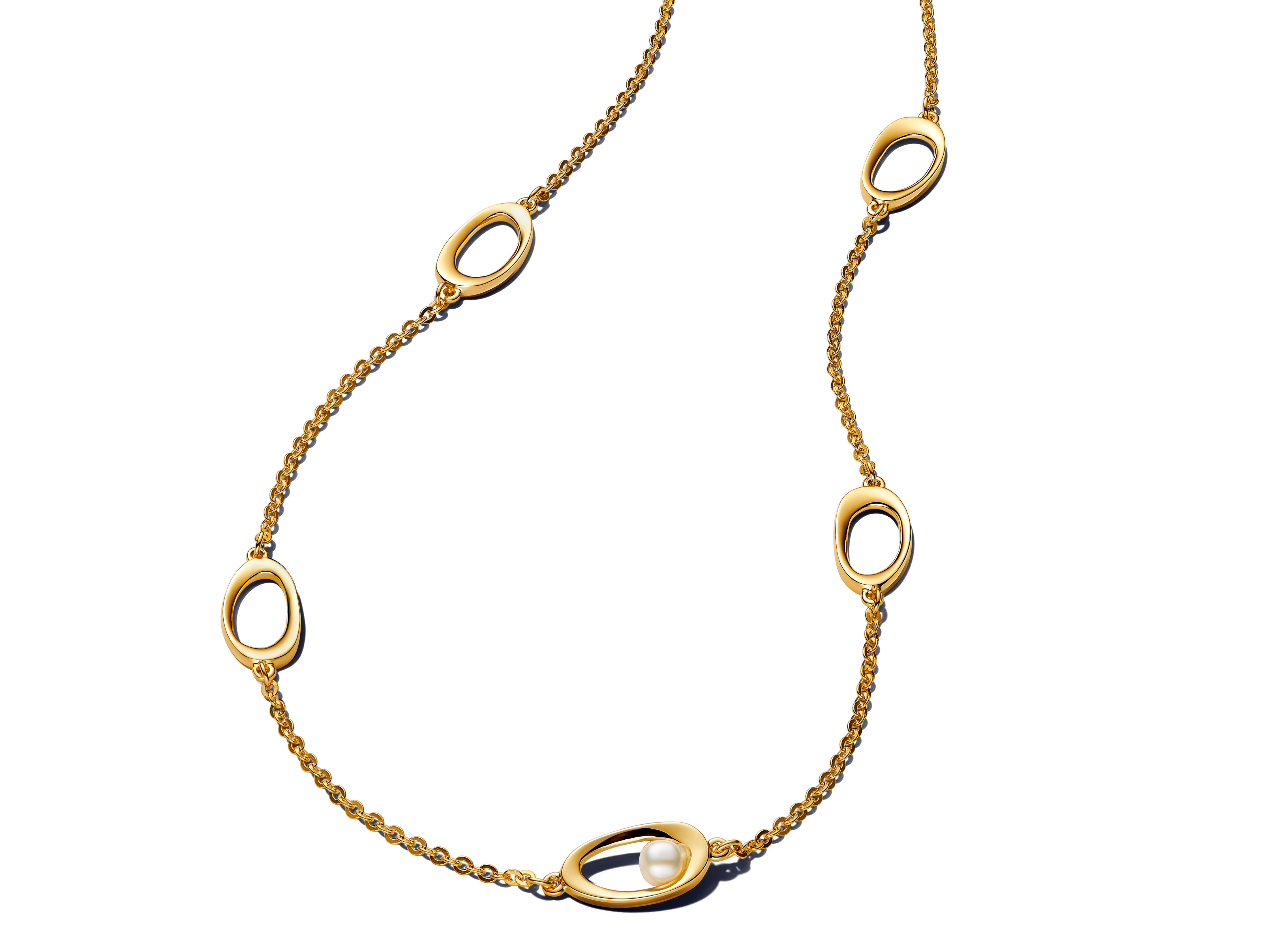 Eine elegante Zuchtperlenkette von Pandora mit organisch geformten Elementen und einer Gelbgold Vergoldung, Länge 45 cm, ideal für stilvolle Akzente.