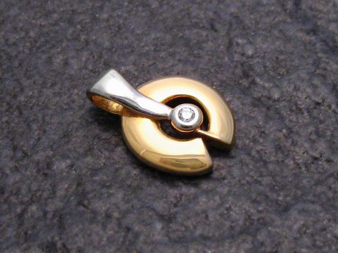 Gold Anhänger stilvoll bicolor Gold 585 mit Zirkonia, Hersteller Juwelier Harnisch, elegantes Design perfekt für besondere Anlässe, zeitlos und edel.