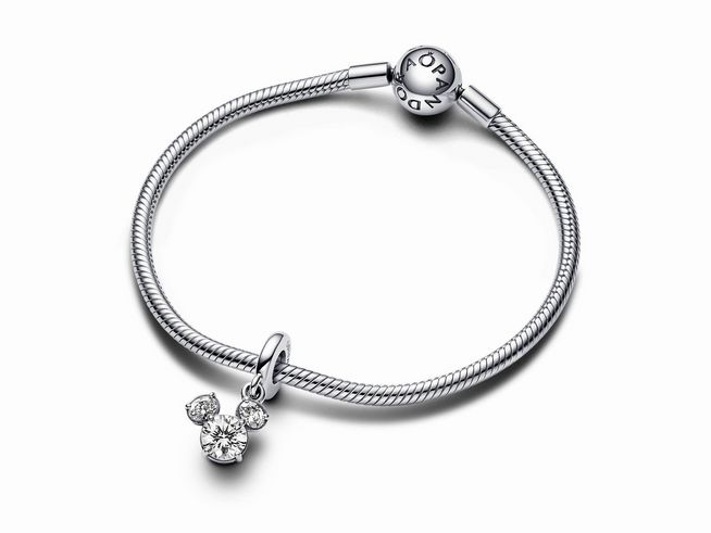 Funkelnder Charm-Anhänger in Form von Micky Maus aus Sterling Silber mit Zirkonia, befestigt an einem eleganten Armband, ideal für Disney-Liebhaber und Schmuckfans.