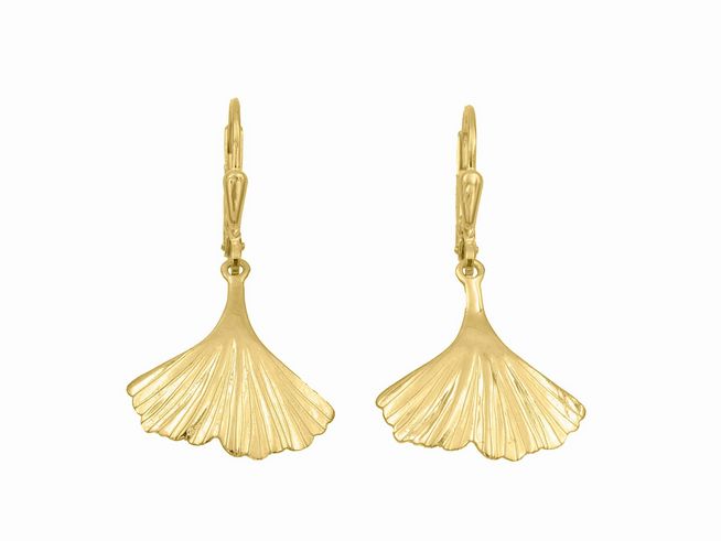 Ohrhänger in Form von Ginkgo Blättern aus vergoldetem Sterling Silber, hergestellt von Juwelier Harnisch, ohne Stein. Elegantes und zeitloses Design für jeden Anlass.