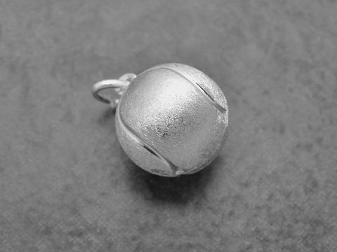 Tennisball Anhänger aus Sterling Silber, sportlich und elegant, hergestellt von Juwelier Harnisch, ideal für Sportliebhaber und Tennisfans.