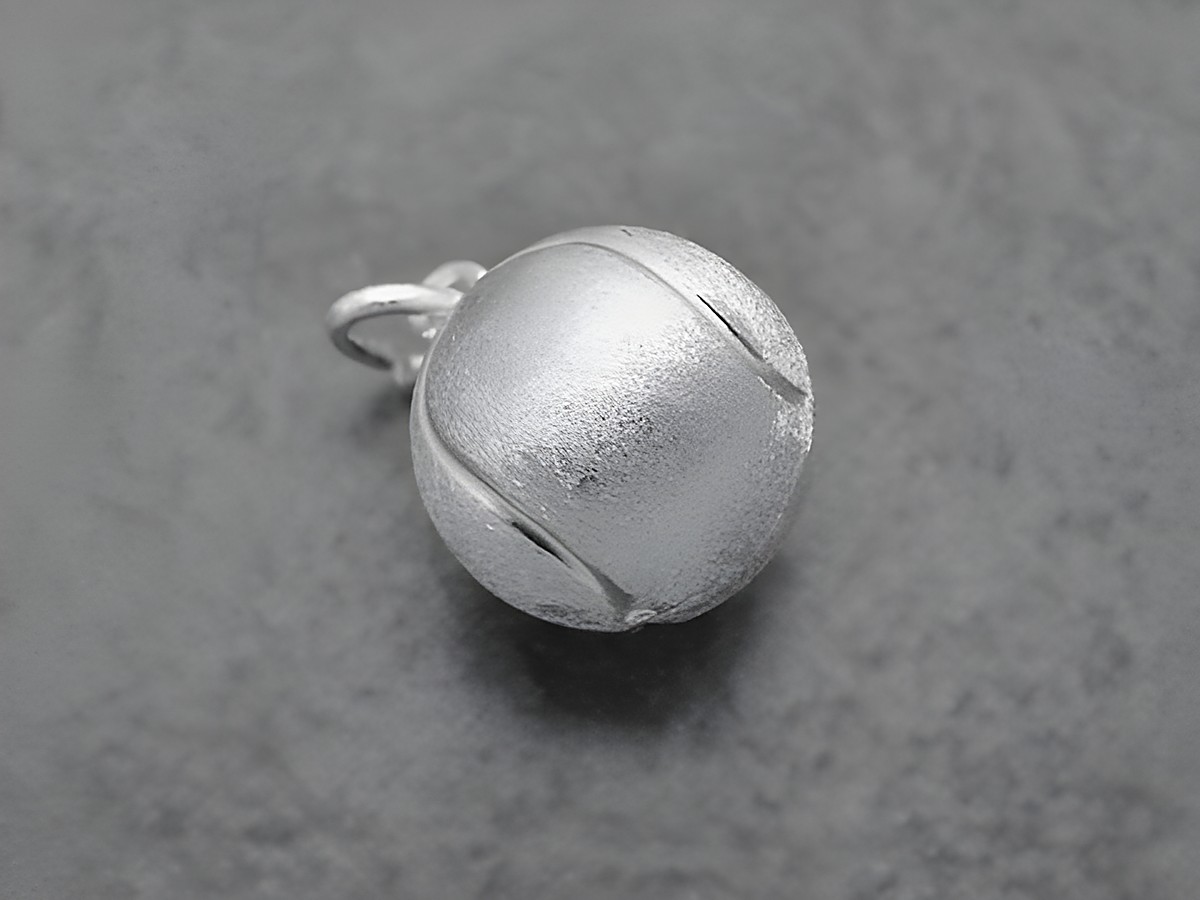 Tennisball Anhänger aus Sterling Silber, sportlich und elegant, hergestellt von Juwelier Harnisch, ideal für Sportliebhaber und Tennisfans.