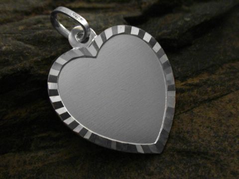 Gravurplatte Herz aus Sterling Silber mit schlichter Oberfläche und einer dekorativen Kante, ideal für persönliche Gravuren, Hersteller Juwelier Harnisch.