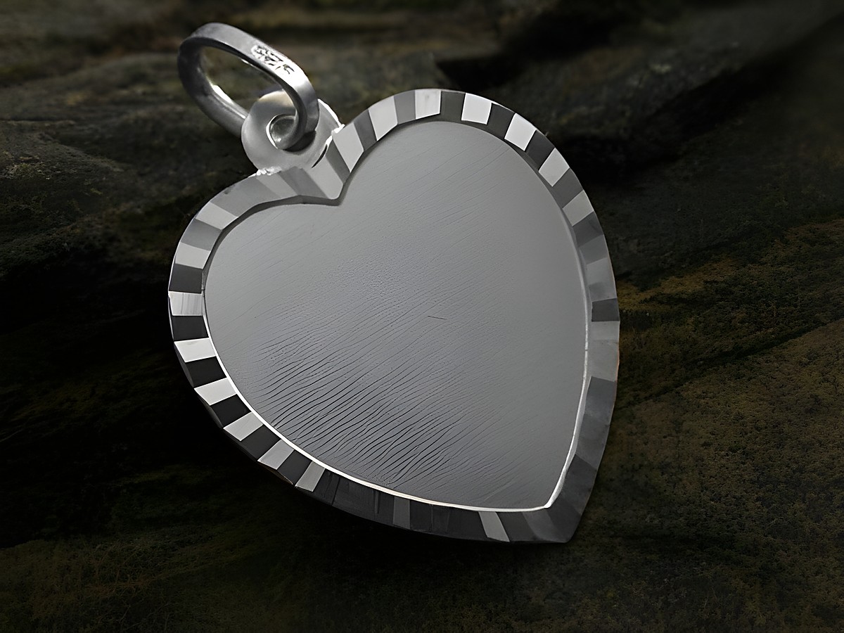 Gravurplatte Herz aus Sterling Silber mit schlichter Oberfläche und einer dekorativen Kante, ideal für persönliche Gravuren, Hersteller Juwelier Harnisch.
