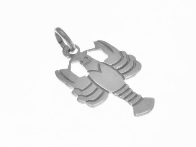 Ein silberner Anhänger in Form eines Krebses aus poliertem Sterling Silber, hergestellt vom Juwelier Harnisch, ideal für Krebs-Geborene.