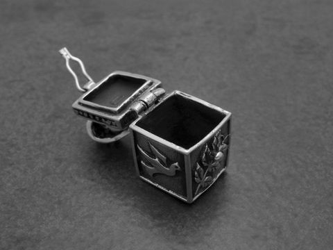 Eine edle Truhe aus Sterling Silber, verziert mit einem Medaillon, einer Friedenstaube und einem Olivenzweig, hergestellt von Juwelier Harnisch, Sonderformen.