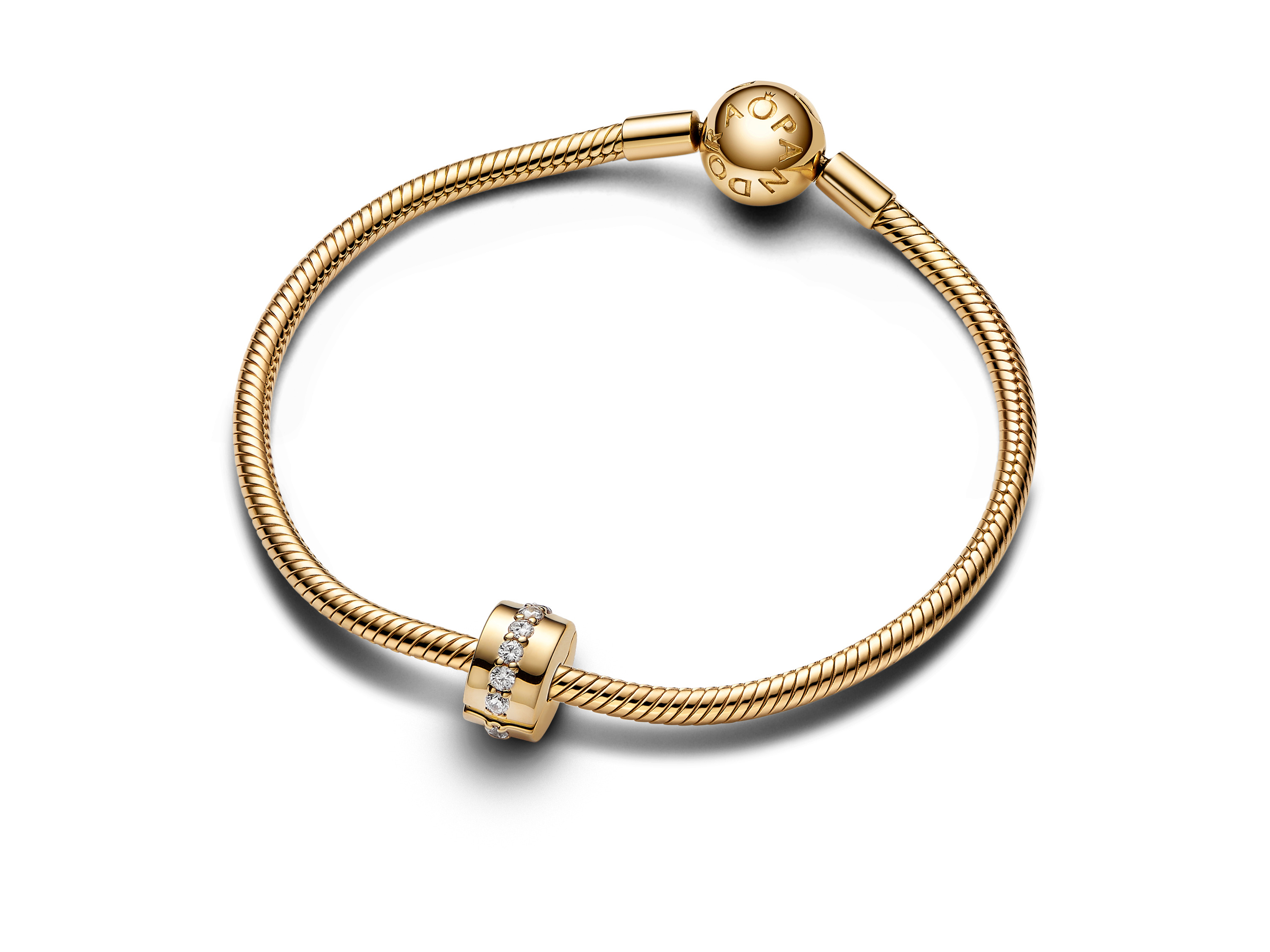 Ein eleganter Pandora Clip-Stopper aus vergoldetem Silber mit Zirkonia, der perfekt in eine Armbanduhr integriert werden kann und für ein stilvolles Accessoire sorgt.