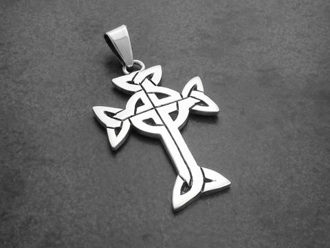 Geschwärztes Kreuz aus Sterlingsilber mit filigranem Muster, hergestellt von Juwelier Harnisch. Der Anhänger hat eine ansprechende, detailreiche Gestaltung und glänzende Oberflächen.