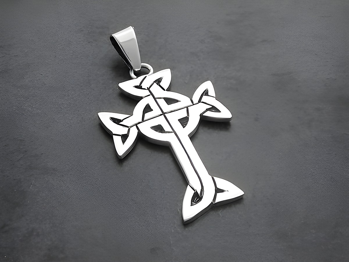 Geschwärztes Kreuz aus Sterlingsilber mit filigranem Muster, hergestellt von Juwelier Harnisch. Der Anhänger hat eine ansprechende, detailreiche Gestaltung und glänzende Oberflächen.