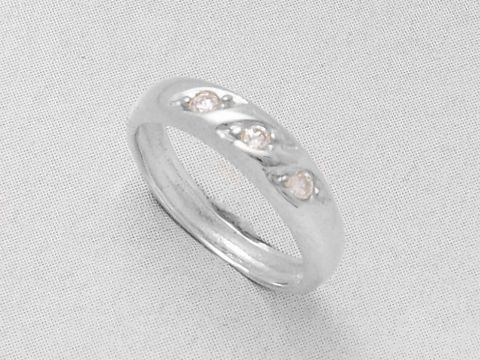 69830-0 Silber Taufring mit Zirkonia, ideal als Taufgeschenk, Hersteller Juwelier Harnisch, glänzende Oberfläche und elegantes Design, perfekt für besondere Anlässe.