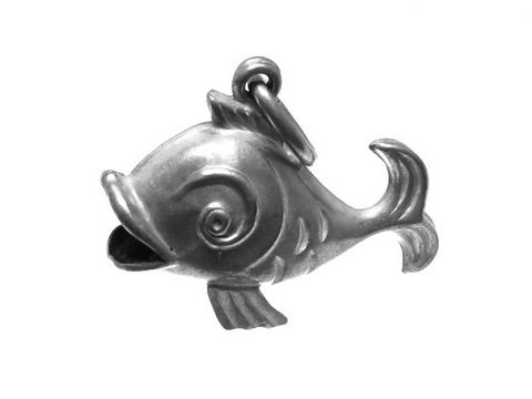 Silber Anhänger in Form eines 3D plastischen Goldfischs, hergestellt von Juwelier Harnisch, ideal für Tierliebhaber und Schmuckfans.