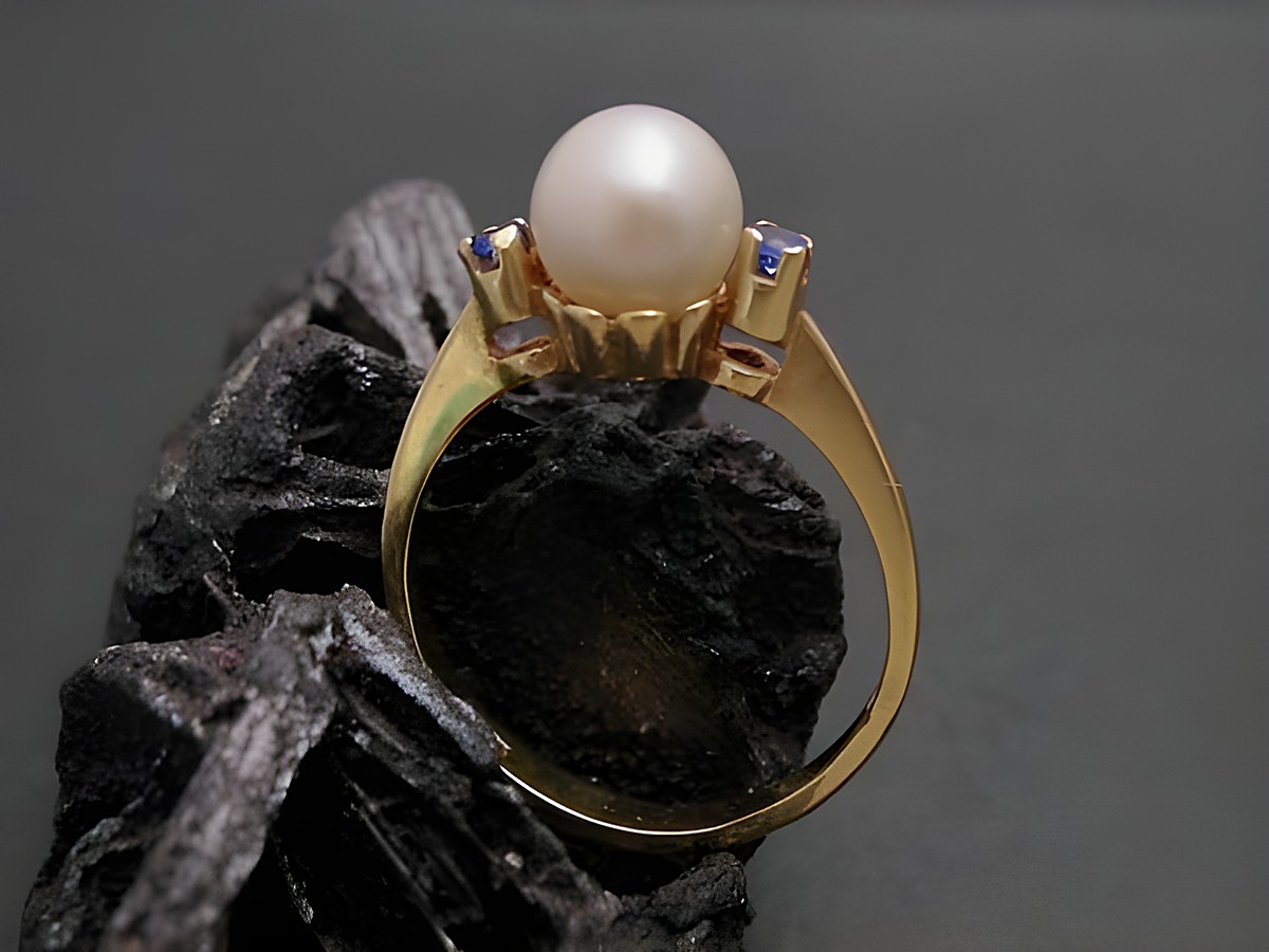 Gold Perlen Ring attraktiv Gr. 56 mit 7,4 mm Zuchtperle und synthetischem Saphir, gefertigt von Juwelier Harnisch, eindrucksvolles Schmuckstück auf schwarzem Untergrund. – Ansicht 2