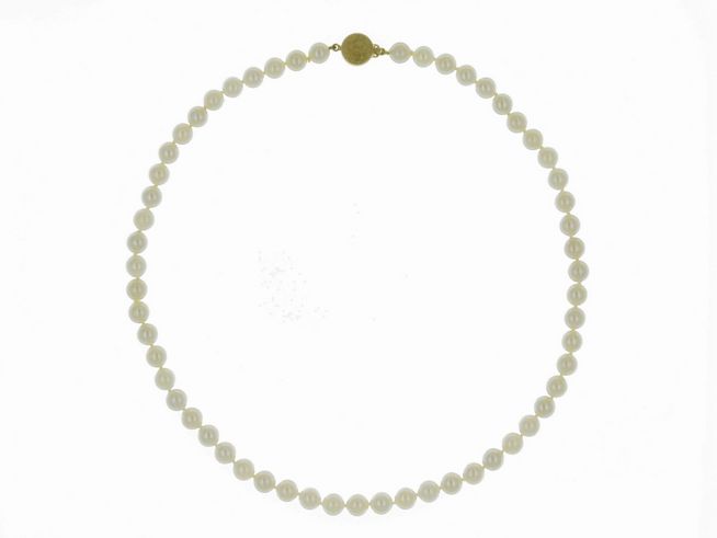Perlenkette aus Akoya-Zuchtperlen mit einem Durchmesser von 7 bis 7,5 mm in Weiß-Grauschimmer, Länge 45 cm, Verschluss aus Gold 585, Hersteller Juwelier Harnisch, klassisch.