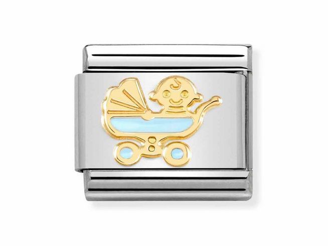 Ein eleganter Charm in Edelstahl mit goldfarbener Emaillierung, der einen Kinderwagen in Hellblau mit einem fröhlichen Baby zeigt, ideal für modischen Schmuck.