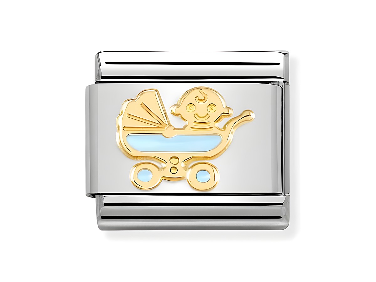 Ein eleganter Charm in Edelstahl mit goldfarbener Emaillierung, der einen Kinderwagen in Hellblau mit einem fröhlichen Baby zeigt, ideal für modischen Schmuck.