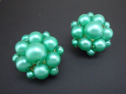 71750-0 Ohrclip in petrolblumiger Farbgebung mit goldfarbener Synthesezuchtperle in seidenmatter Optik, Hersteller: Juwelier Harnisch, ideal für stilvolle Anlässe.