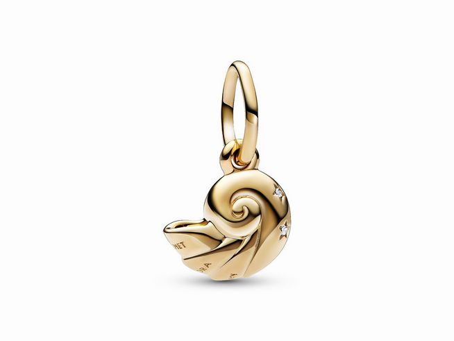 Charm-Anhänger in Form einer Muschel von Pandora in Gelbgold Vergoldung, verziert mit funkelnden Elementen, inspiriert von Arielle die Meerjungfrau. Elegant und bezaubernd.