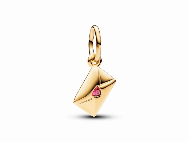 Charm-Anhänger in Form eines Umschlags aus vergoldetem Material, verziert mit einem roten Zirkonia in Herzform, ideal als Liebesbrief Symbol.