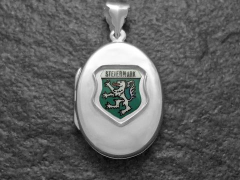 Silbernes Medaillon mit dem Stadtwappen von Steiermark, Österreich. Das Wappen zeigt einen grünen Löwen auf silbernem Hintergrund. Hergestellt von Juwelier Harnisch, Europa Medaillons.