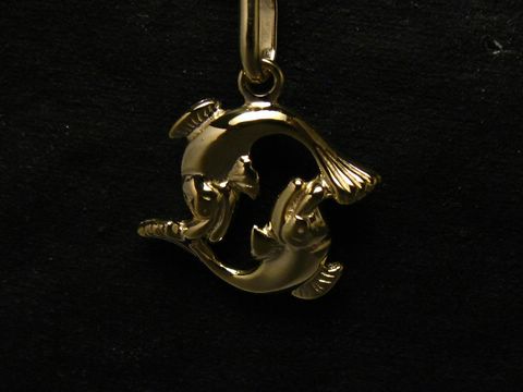 Polierter Goldanhänger im Design des Sternzeichens Fische, dargestellt durch zwei stilisierte Fische, die sich umkreisen. Hersteller: Juwelier Harnisch.
