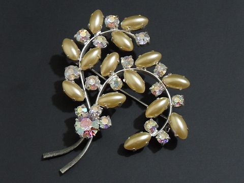 Strass Brosche feminin in champagner-bunt mit silberfarbenem Design, Hersteller Juwelier Harnisch, ideal als elegantes Accessoire, erhältlich in weiteren Farben.