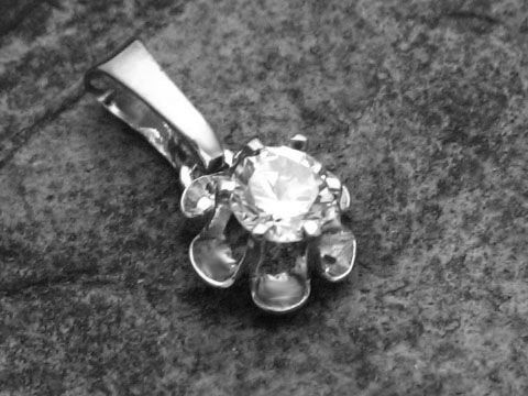 45502-0 Gold Anhänger in Blütenform mit Zirkonia aus Weißgold 333, Hersteller Juwelier Harnisch, glänzender Zirkonia in der Mitte, perfekt für eleganten Schmuck.