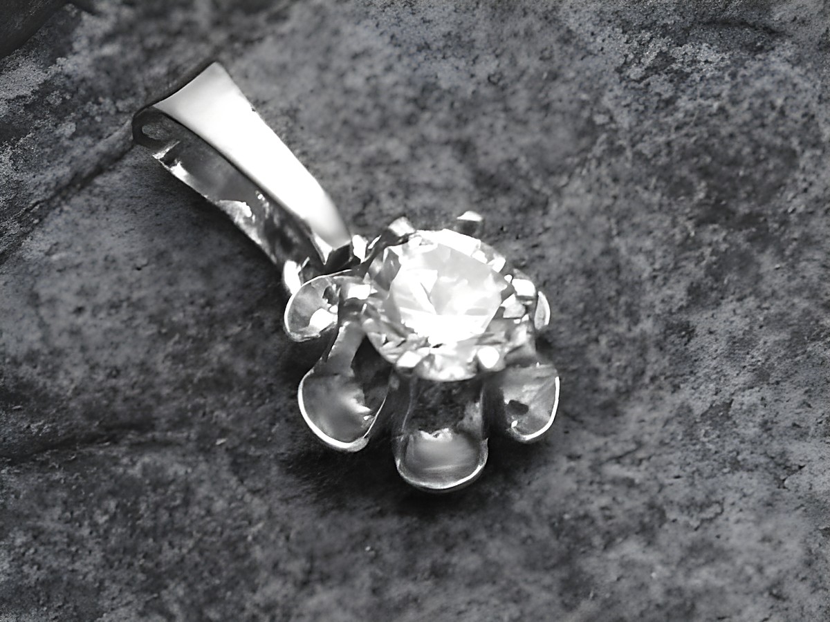 Gold Anhänger in Blütenform mit Zirkonia aus Weißgold 333, Hersteller Juwelier Harnisch, glänzender Zirkonia in der Mitte, perfekt für eleganten Schmuck.