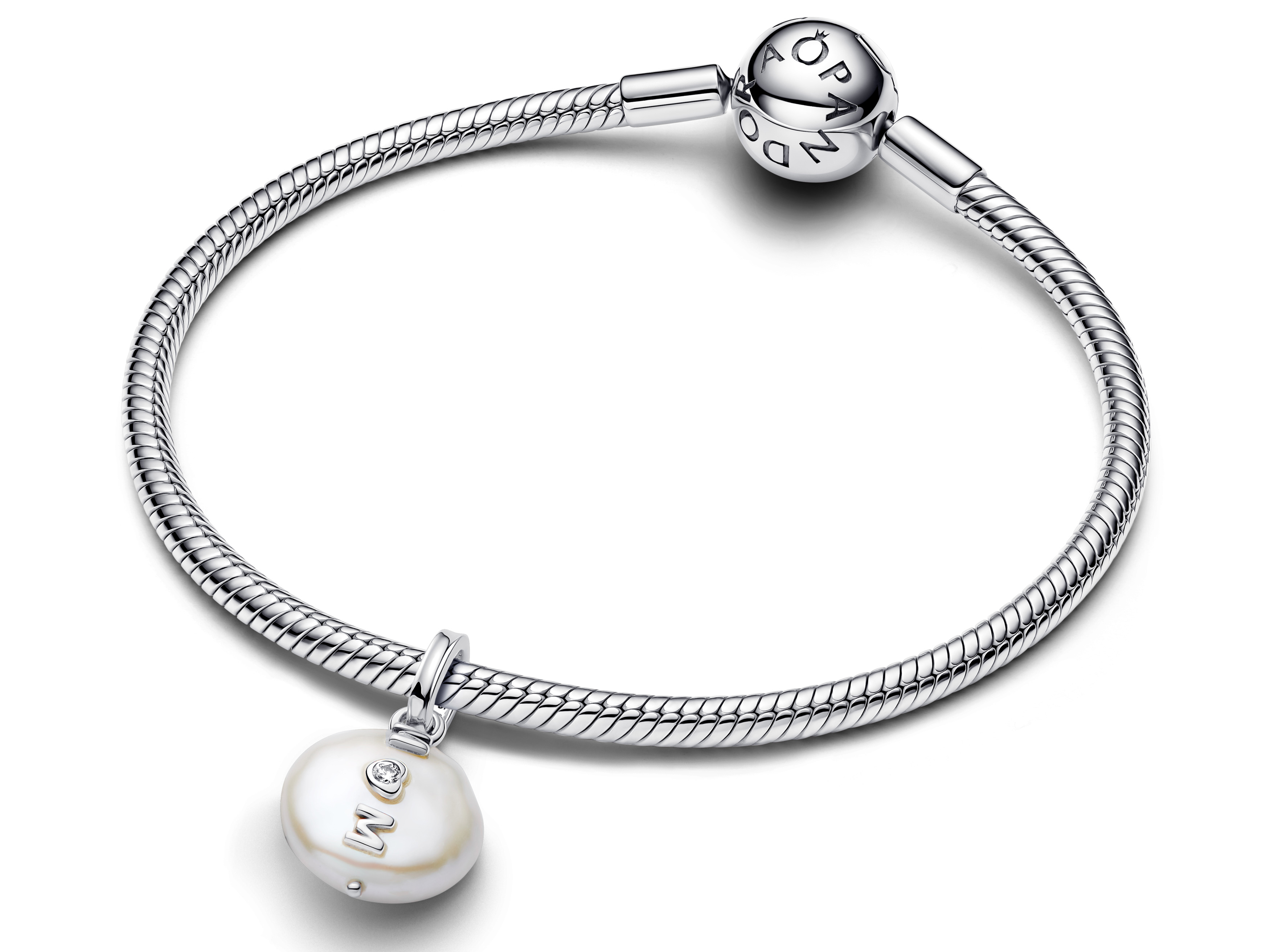 Eleganter Pandora Charm aus Sterling Silber mit einer Barockperle und einem Steinmix in Weiß, ideal als dangle Anhänger für Armbänder, neueste Kollektion von Pandora.