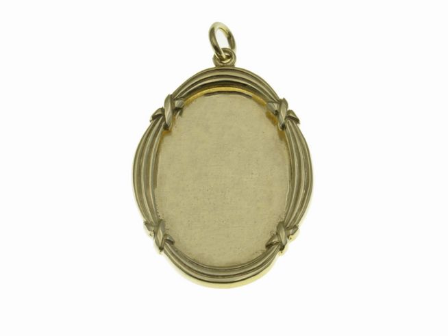Ovales Goldmedaillon aus Gold 333, hergestellt von Juwelier Harnisch, mit geflochtenem Rand und Öse zum Anhängen. Ideal für persönliche Gravuren oder Fotos.