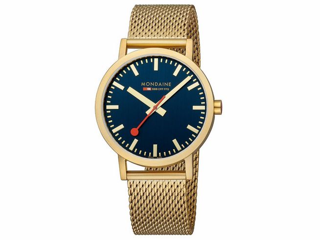 Mondaine Classic Uhr A660.30360.40SBM mit 40 mm Gehäuse, IP Gelbgoldvergoldung, Ocean Blau Zifferblatt und rotem Sekundenzeiger auf einem goldfarbenen Milanaise-Armband.