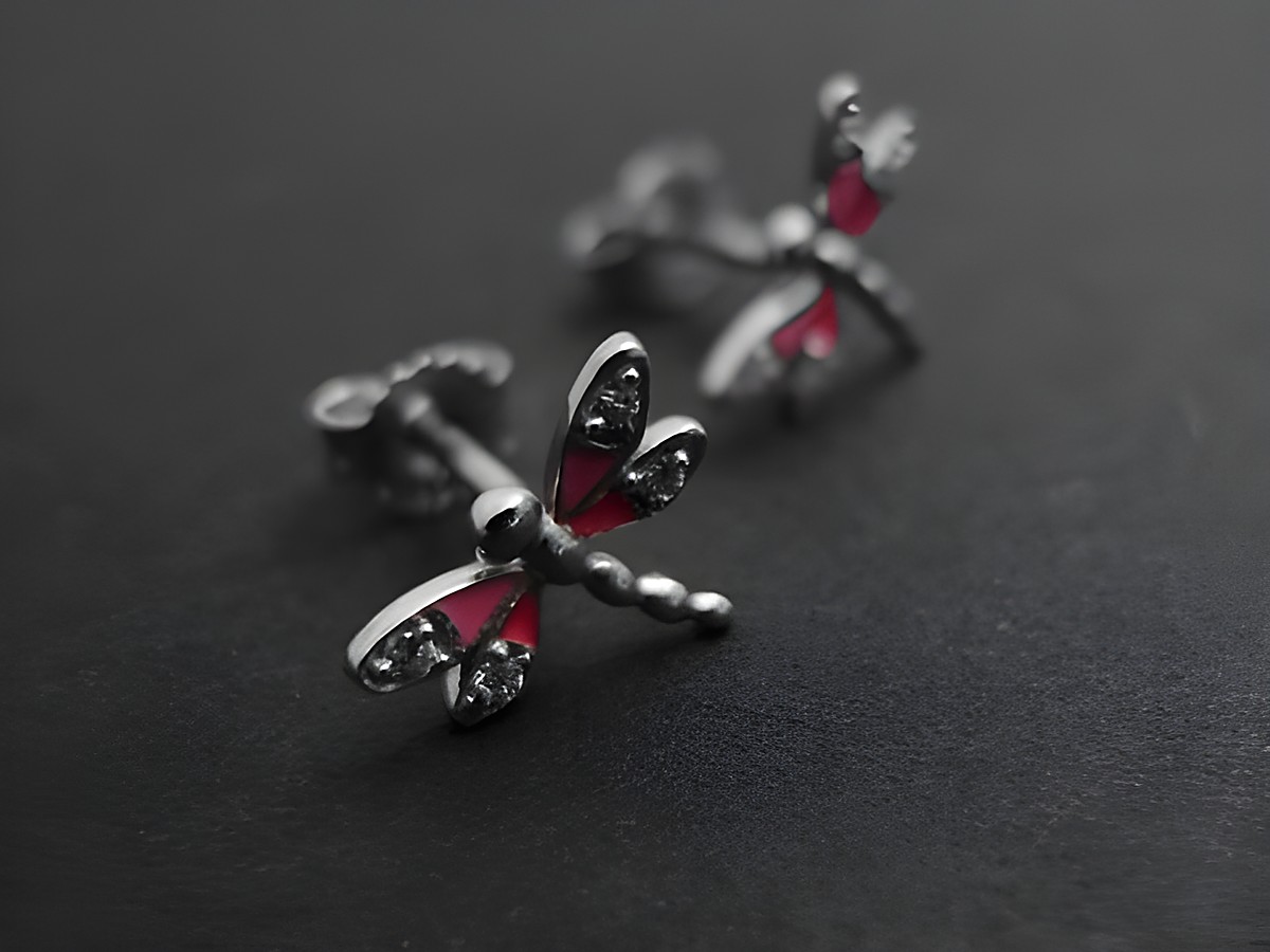 Ohrringe in Form von Libellen aus rhodiniertem Sterling Silber, rosa-fuchsia funkelnd mit Zirkonia-Lack, hergestellt von Juwelier Harnisch, ideal für Kinder.