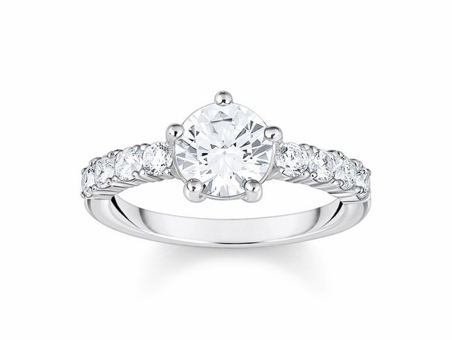 Eleganter Thomas Sabo Ring TR2440-051-14-56 aus Silber mit weißen Zirkonia, Größe 56, strahlt puren Glamour aus. Der zentrale Stein wird von einer funkelnden Reihe kleinerer Steinchen umrahmt.