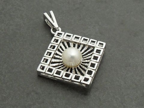 Filigraner Silber Anhänger mit rhodiniertem Finish, feminin gestaltet, ziert eine Zuchtperle in der Mitte, stammt von Juwelier Harnisch und ist mit feinen Details versehen.